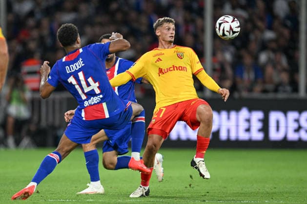260816 RC Lens vs PSG Michael Cuisance (27) of RC Lens fighting for the ball during the French season 2026 - 2027 Trophee des champions - supercup game between Racing Club De Lens and Paris Saint-Germain on August 16 , 2026 in Lens, France. (Photo by David Catry sportpix) Lens Stade Bollaert Delelis Hauts de France France  Copyright: xsportpixxDavidxCatryx