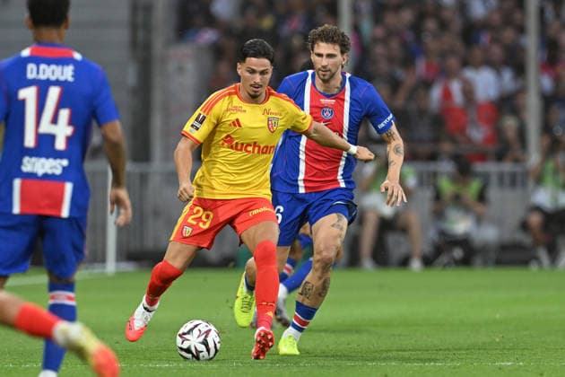 260816 RC Lens vs PSG Franjo Ivanovic (29) of RC Lens fighting for the ball with Illia Zabarnyi (6) of PSG during the French season 2026 - 2027 Trophee des champions - supercup game between Racing Club De Lens and Paris Saint-Germain on August 16 , 2026 in Lens, France. (Photo by David Catry sportpix) Lens Stade Bollaert Delelis Hauts de France France  Copyright: xsportpixxDavidxCatryx