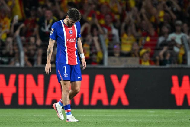 260816 RC Lens vs PSG Khvicha Kvaratskhelia (7) of PSG looking dejected and disappointed during the French season 2026 - 2027 Trophee des champions - supercup game between Racing Club De Lens and Paris Saint-Germain on August 16 , 2026 in Lens, France. (Photo by David Catry sportpix) Lens Stade Bollaert Delelis Hauts de France France  Copyright: xsportpixxDavidxCatryx