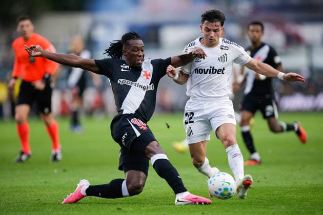 Soccer - Brasileirao 2026 - Vasco Da Gama v Santos RIO DE JANEIRO, BRAZIL - AUGUST 16: ALVARO BARREAL of Santos battles for the ball with CARLOS CUESTA of Vasco da Gama during the match between Vasco Da Gama and Santos as part of Brasileirao 2026 at Sao Januario Stadium on August 16, 2026 in Rio de Janeiro, Brazil. Rio de Janeiro Sao Januario Stadium Brazil Copyright: xRuanoxCarneiroxRuanoxCarneirox