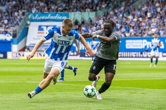 Rostock, Deutschland 16. August 2026: 3. Liga - 2026 2027 - Sp. 2 - FC Hansa Rostock gegen SV Waldhof Mannheim Im Bild: v. li. im Zweikampf Jonas Dirkner (Hansa Rostock) und Owono-Darnell Keumo (Waldhof Mannheim) *** Rostock, Germany, August 16, 2026; 3. Liga 2026–2027, Matchday 2: FC Hansa Rostock vs. SV Waldhof Mannheim. Pictured, from left, in a tackle: Jonas Dirkner of Hansa Rostock and Owono Darnell Keumo of Waldhof Mannheim. Copyright: xFotostandx xVoelkerx