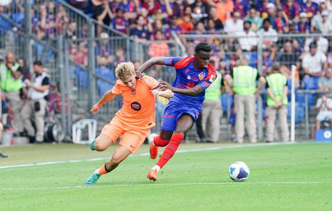 16.08.2026 Schweiz Basel St.Jakob-Park Fssball Herren Saison 2026-2027 Testspiel FC Basel - FC Barcelona, Barca 2:5 Bild. Methino FC Basel gegen Fermin Lopez FC Barcelona Li.Aktion Zweikampf *** August 16, 2026 Switzerland Basel St. Jakob Park Men s Soccer 2026–2027 Season Friendly Match FC Basel vs. FC Barcelona 2–5 Photo: Methino (FC Basel) vs. Fermin Lopez (FC Barcelona) – Action: Tackle 