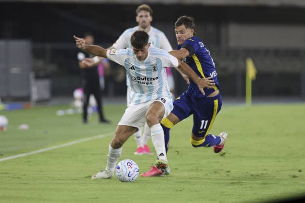 IPA87552098 - Stefano Di Mario of Virtus Entella battles for the ball with Mattia Compagnon of Hellas Verona FC during the Hellas Verona FC vs. Virtus Entella match, the 32nd round of the 2026-27 Coppa Italia Frecciarossa, at the Marcantonio Bentegodi Stadium in Verona (VR), Italy, on August 16, 2026.  Copyright: xDavidexCasentini IPAxSportx xx 87552098