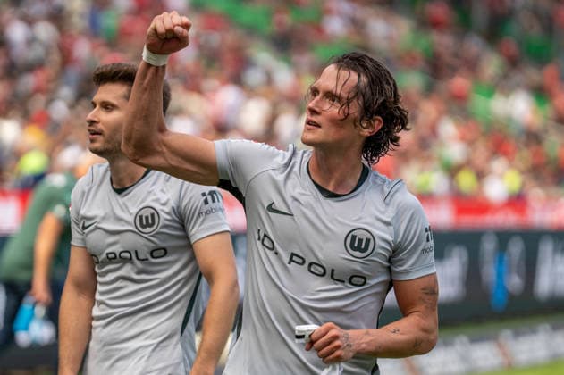 Deutschland: Fussball 2. Bundesliga, 2. Spieltag 2026 2027, Hannover 96 - VfL Wolfsburg am 16.08.2026 in Hannover (Heinz von Heiden Arena): Fabian Reese (VfL Wolfsburg, 11) nach dem Schlusspfiff. Jubel, Freude, Emotionen, Gesichtsausdruck, Mimik *** German Soccer 2. Bundesliga, Matchday 2, 2026–2027, Hannover 96 vs. VfL Wolfsburg on August 16, 2026, at the Heinz von Heiden Arena in Hannover; Fabian Reese (VfL Wolfsburg), 11 seconds after the final whistle: celebration, joy, emotions, facial expression, facial gestures Copyright: xSvenxHeidmannx