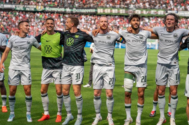 Deutschland: Fussball 2. Bundesliga, 2. Spieltag 2026 2027, Hannover 96 - VfL Wolfsburg am 16.08.2026 in Hannover (Heinz von Heiden Arena): Maximilian Arnold (VfL Wolfsburg, 27) Muhammed Damar (VfL Wolfsburg, 20) Joakim Maehle (VfL Wolfsburg, 21) Bence Dardai (VfL Wolfsburg, 8) Yannick Gerhardt (VfL Wolfsburg, 31) Fabian Reese (VfL Wolfsburg, 11) nach dem Schlusspfiff. Jubel, Freude, Emotionen, Gesichtsausdruck, Mimik *** German Soccer 2. Bundesliga, Matchday 2, 2026–2027, Hannover 96 vs. VfL Wolfsburg on August 16, 2026, at the Heinz von Heiden Arena in Hannover: Maximilian Arnold (VfL Wolfsburg), 27 Muhammed Damar (VfL Wolfsburg), 20 Joakim Maehle (VfL Wolfsburg), 21 Bence Dardai (VfL Wolfsburg), 8 Yannick Gerhardt (VfL Wolfsburg), 31 Fabian Reese (VfL Wolfsburg), 11 after the final whistle: celebration, joy, emotions, facial expression, facial gestures Copyright: xSvenxHeidmannx