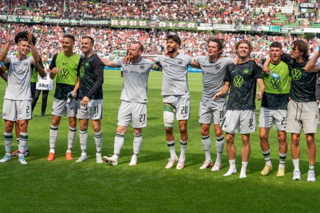 Deutschland: Fussball 2. Bundesliga, 2. Spieltag 2026 2027, Hannover 96 - VfL Wolfsburg am 16.08.2026 in Hannover (Heinz von Heiden Arena): Maximilian Arnold (VfL Wolfsburg, 27) Muhammed Damar (VfL Wolfsburg, 20) Joakim Maehle (VfL Wolfsburg, 21) Bence Dardai (VfL Wolfsburg, 8) Yannick Gerhardt (VfL Wolfsburg, 31) Fabian Reese (VfL Wolfsburg, 11) Mattias Svanberg (VfL Wolfsburg, 32) Alessio Besio (VfL Wolfsburg, 23) Fraser Hornby (VfL Wolfsburg, 10) nach dem Schlusspfiff. Jubel, Freude, Emotionen, Gesichtsausdruck, Mimik *** German Soccer 2. Bundesliga, Matchday 2 of the 2026–2027 season, Hannover 96 vs. VfL Wolfsburg on August 16, 2026, at the Heinz von Heiden Arena in Hannover; Maximilian Arnold (VfL Wolfsburg), 27 Muhammed Damar (VfL Wolfsburg), 20 Joakim Maehle (VfL Wolfsburg), 21 Bence Dardai (VfL Wolfsburg), 8 Yannick Gerhardt (VfL Wolfsburg), 31 Fabian Reese, VfL Wolfsburg; 11 Mattias Svanberg, VfL Wolfsburg; 32 Alessio Besio, VfL Wolfsburg; 23 Fraser Hornby, VfL Wolfsburg; 10 After the final whistle: celebration, joy, emotions, facial expression, facial gestures Copyright: xSvenxHeidmannx
