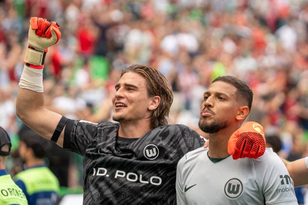 Deutschland: Fussball 2. Bundesliga, 2. Spieltag 2026 2027, Hannover 96 - VfL Wolfsburg am 16.08.2026 in Hannover (Heinz von Heiden Arena): Jakub Zielinski (VfL Wolfsburg, 30) Vinicius Souza (VfL Wolfsburg, 5) nach dem Schlusspfiff. Jubel, Freude, Emotionen, Gesichtsausdruck, Mimik *** German Soccer 2. Bundesliga, Matchday 2, 2026–2027, Hannover 96 vs. VfL Wolfsburg on August 16, 2026, at the Heinz von Heiden Arena in Hannover; Jakub Zielinski (VfL Wolfsburg), 30; Vinicius Souza (VfL Wolfsburg), 5; after the final whistle: celebration, joy, emotions, facial expression, facial gestures Copyright: xSvenxHeidmannx