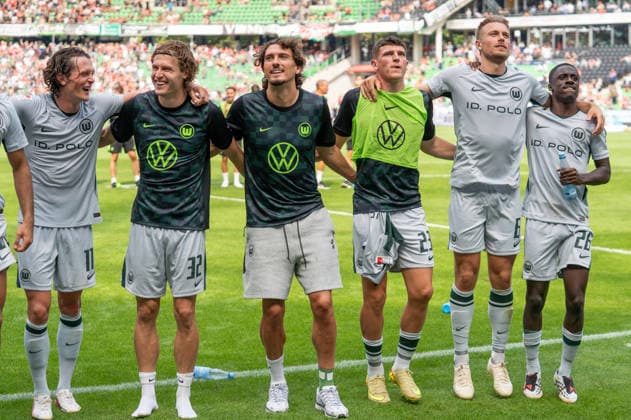 Deutschland: Fussball 2. Bundesliga, 2. Spieltag 2026 2027, Hannover 96 - VfL Wolfsburg am 16.08.2026 in Hannover (Heinz von Heiden Arena): Fabian Reese (VfL Wolfsburg, 11) Mattias Svanberg (VfL Wolfsburg, 32) Fraser Hornby (VfL Wolfsburg, 10) Alessio Besio (VfL Wolfsburg, 23) Hauke Wahl (VfL Wolfsburg, 6) Sael Kumbedi (VfL Wolfsburg, 26) nach dem Schlusspfiff. Jubel, Freude, Emotionen, Gesichtsausdruck, Mimik *** German Soccer 2. Bundesliga, Matchday 2, 2026–2027, Hannover 96 vs. VfL Wolfsburg on August 16, 2026, at the Heinz von Heiden Arena in Hannover: Fabian Reese (VfL Wolfsburg), 11 Mattias Svanberg (VfL Wolfsburg), 32 Fraser Hornby (VfL Wolfsburg), 10 Alessio Besio (VfL Wolfsburg), 23 Hauke Wahl (VfL Wolfsburg), 6 Sael Kumbedi (VfL Wolfsburg), 26 after the final whistle: celebration, joy, emotions, facial expression, facial expressions Copyright: xSvenxHeidmannx