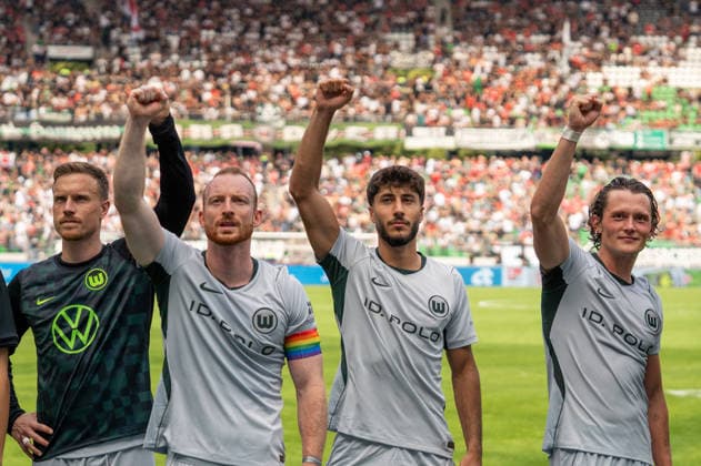 Deutschland: Fussball 2. Bundesliga, 2. Spieltag 2026 2027, Hannover 96 - VfL Wolfsburg am 16.08.2026 in Hannover (Heinz von Heiden Arena): Maximilian Arnold (VfL Wolfsburg, 27) Yannick Gerhardt (VfL Wolfsburg, 31) Muhammed Damar (VfL Wolfsburg, 20) Fabian Reese (VfL Wolfsburg, 11) nach dem Schlusspfiff. Jubel, Freude, Emotionen, Gesichtsausdruck, Mimik *** German Soccer 2. Bundesliga, Matchday 2, 2026–2027, Hannover 96 vs. VfL Wolfsburg on August 16, 2026, at the Heinz von Heiden Arena in Hannover; Maximilian Arnold (VfL Wolfsburg), 27 Yannick Gerhardt (VfL Wolfsburg), 31 Muhammed Damar (VfL Wolfsburg), 20 Fabian Reese (VfL Wolfsburg), 11 after the final whistle: celebration, joy, emotions, facial expression, facial gestures Copyright: xSvenxHeidmannx