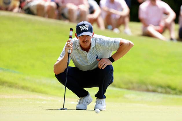 MEMPHIS, TN - AUGUST 16: Jake Knapp of the United States squats to read a putt on No. 4 during the final round of the FedEx St. Jude Championship, August 16, 2026, at TPC Southwind in Memphis, Tennessee. (Photo by Matthew Maxey Icon Sportswire) GOLF: AUG 16 PGA, Golf Herren FedEx St. Jude Championship EDITORIAL USE ONLY Icon260816040