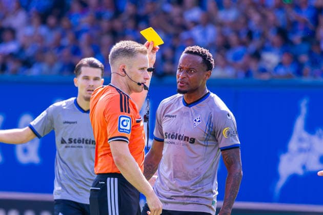 Deutschland: 3.Liga, Saison 2026 2027, 16.08.2026, 2. Spieltag, FC Hansa Rostock vs Waldhof Mannheim, Ostseestadion : Weller, Felix (Schiedsrichter) mit gelber Karte für Mickels, Leroy (Waldhof Mannheim, 23) *** German 3rd Division, 2026–2027 Season, August 16, 2026, Matchday 2, FC Hansa Rostock vs. Waldhof Mannheim, Ostseestadion Weller, Referee Felix issues a yellow card to Mickels, Leroy (Waldhof Mannheim), 23 Copyright: xMichellexLukax