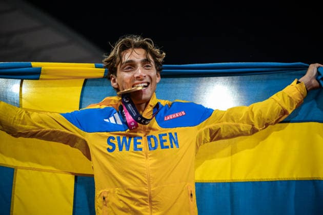 260816 Armand Duplantis of Sweden celebrates with his gold medal after winning in men s pole vault final during day 7 of the 2026 European Athletics Championships on August 16, 2026 in Birmingham. Photo: Radoslaw Jozwiak BILDBYRAN MT1072 friidrott athletics friidrett friidrotts-em em friidretts-em 2026 european athletics championships 7 bbeng sweden sverige pole vault stavsprang stavhopp guld gold *** August 16, 2026: Armand Duplantis of Sweden celebrates with his gold medal after winning the men’s pole vault final on Day 7 of the 2026 European Athletics Championships on August 16, 2026 in Birmingham. Photo by Radoslaw Jozwiak, BILDBYRAN MT1072. track and field athletics friidrett European Athletics Championships 2026 7 bbeng Sweden pole vault gold  Copyright: RADOSLAWxJOZWIAK BB260816ZQ008