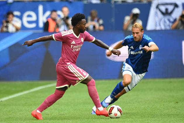 Vinicius JUNIOR (Real Madrid) gegen Timo BECKER (GE) Aktion, Zweikampf, Fussball Freundschaftsspiel FC Schalke 04 - Real Madrid am 16.08.2026 in der Veltins-Arena Gelsenkirchen Deutschland. DFL regulations prohibit any use of photographs as image sequences and or quasi-video Â *** Vinicius JUNIOR (Real Madrid) vs. Timo BECKER (GE) – Action, Tackle, Soccer Friendly Match: FC Schalke 04 vs. Real Madrid on August 16, 2026, at the Veltins Arena in Gelsenkirchen, Germany. DFL regulations prohibit any use of photographs as image sequences and or quasi-video.