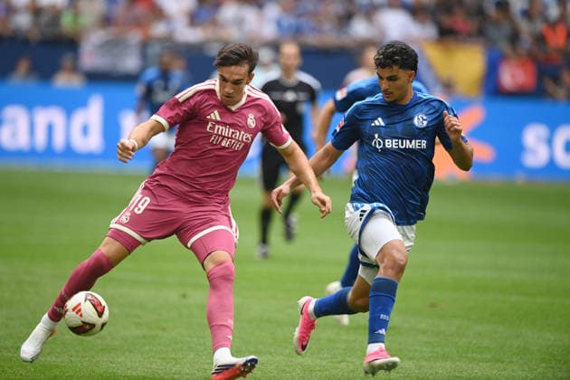 Carlos ESPI (Real Madrid) gegen Mertcan AYHAN (GE) Aktion, Zweikampf, Fussball Freundschaftsspiel FC Schalke 04 - Real Madrid 0-3 am 16.08.2026 in der Veltins-Arena Gelsenkirchen Deutschland. DFL regulations prohibit any use of photographs as image sequences and or quasi-video Â *** Carlos ESPI (Real Madrid) vs. Mertcan AYHAN (GE) – Action, Tackle, Soccer Friendly Match: FC Schalke 04 vs. Real Madrid 0–3 on August 16, 2026, at the Veltins Arena in Gelsenkirchen, Germany. DFL regulations prohibit any use of photographs as image sequences and or quasi-video.
