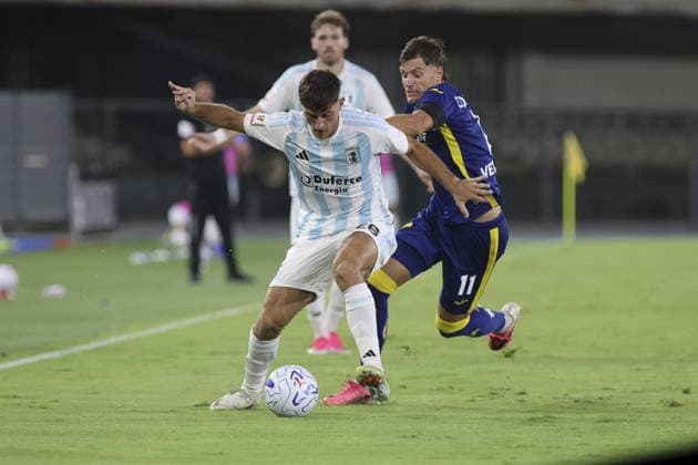 SOCCER - Coppa Italia - Hellas Verona FC vs. Virtus Entella Photo by IPA ABACAPRESS.COM87552098 - Stefano Di Mario of Virtus Entella battles for the ball with Mattia Compagnon of Hellas Verona FC during the Hellas Verona FC vs. Virtus Entella match, the 32nd round of the 2026-27 Coppa Italia Frecciarossa, at the Marcantonio Bentegodi Stadium in Verona (VR), Italy, on August 16, 2026. Verona Italy  Copyright: xIPAxSport ABACAx