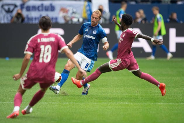 Timo BECKER (GE) gegen Alvaro CARREROS (Real Madrid) und Vinicius JUNIOR (Real Madrid) Aktion, Zweikampf, Fussball Freundschaftsspiel FC Schalke 04 - Real Madrid 0-3 am 16.08.2026 in der Veltins-Arena Gelsenkirchen Deutschland. DFL regulations prohibit any use of photographs as image sequences and or quasi-video Â *** Timo BECKER (GE) vs. Alvaro CARREROS (Real Madrid) and Vinicius JUNIOR (Real Madrid) – Action, Tackle, Soccer Friendly Match: FC Schalke 04 vs. Real Madrid 0–3 on August 16, 2026, at the Veltins Arena in Gelsenkirchen, Germany. DFL regulations prohibit any use of photographs as image sequences and or quasi-video.
