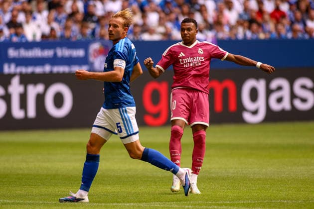 16.08.2026, GER, Fussball, Herren, Testspiel, Saison 2026 2027, FC Schalke 04 - Real Madrid CF Timo Becker (S04) und Kylian MbappÃ (RMA) schauen *** August 16, 2026, GER, Soccer, Men s, Friendly, 2026–2027 Season, FC Schalke 04 vs. Real Madrid CF: Timo Becker (S04) and Kylian Mbappé (RMA) are watching Copyright: xSvenxHanischx