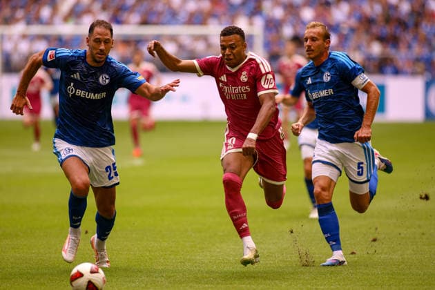 16.08.2026, GER, Fussball, Herren, Testspiel, Saison 2026 2027, FC Schalke 04 - Real Madrid CF Nikola Katic (S04) und Timo Becker (S04) im Kampf um den Ball *** August 16, 2026, GER, Soccer, Men s, Friendly, 2026–2027 Season, FC Schalke 04 vs. Real Madrid CF: Nikola Katic (S04) and Timo Becker (S04) battling for the ball Copyright: xSvenxHanischx