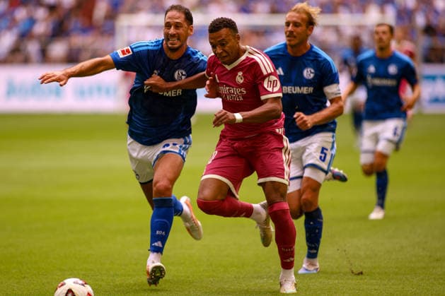 16.08.2026, GER, Fussball, Herren, Testspiel, Saison 2026 2027, FC Schalke 04 - Real Madrid CF Nikola Katic (S04) und Timo Becker (S04) im Kampf um den Ball *** August 16, 2026, GER, Soccer, Men s, Friendly, 2026–2027 Season, FC Schalke 04 vs. Real Madrid CF: Nikola Katic (S04) and Timo Becker (S04) battling for the ball Copyright: xSvenxHanischx