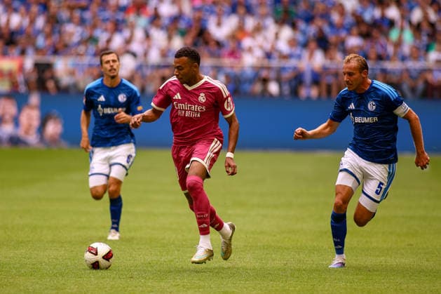 16.08.2026, GER, Fussball, Herren, Testspiel, Saison 2026 2027, FC Schalke 04 - Real Madrid CF Kylian MbappÃ (RMA) und Timo Becker (S04) im Kampf um den Ball *** August 16, 2026, GER, Soccer, Men s, Friendly, 2026–2027 Season, FC Schalke 04 vs. Real Madrid CF: Kylian Mbappé (RMA) and Timo Becker (S04) battle for the ball Copyright: xSvenxHanischx
