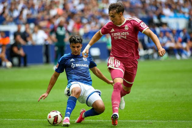16.08.2026, GER, Fussball, Herren, Testspiel, Saison 2026 2027, FC Schalke 04 - Real Madrid CF Mertcan Ayhan (S04) und Carlos Espi (RMA) im Kampf um den Ball *** August 16, 2026, GER, Soccer, Men s, Friendly, 2026–2027 Season, FC Schalke 04 vs. Real Madrid CF: Mertcan Ayhan (S04) and Carlos Espi (RMA) battle for the ball Copyright: xSvenxHanischx