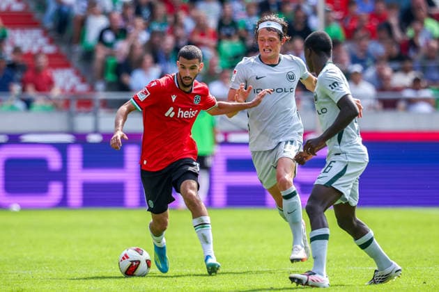 2026.08.16, xkwix, Fußball, 2. Bundesliga, Hannover 96 - VfL Wolfsburg, Heinz von Heiden Arena, 2.Spieltag, Saison 2026 2027: Waniss Taibi (Hannover 96 8) im Zweikampf gegen Fabian Reese (VfL Wolfsburg 11) und v.R. Sael Kumbedi (VfL Wolfsburg 26) DFB regulations prohibit any use of photographs as image sequences and or quasi-video. Photo: xKamilxWilkowskixPressefotoKochx Niedersachsen Deutschland *** August 16, 2026, xkwix, Soccer, 2. Bundesliga, Hannover 96 vs. VfL Wolfsburg, Heinz von Heiden Arena, Matchday 2, 2026–2027 season: Waniss Taibi (Hannover 96, No. 8) in a tackle against Fabian Reese (VfL Wolfsburg, No. 11) and R Sael Kumbedi (VfL Wolfsburg, No. 26). DFB regulations prohibit any use of photographs as image sequences and or quasi-video. Photo: xKamilxWilkowskixPressefotoKochx Lower Saxony, Germany