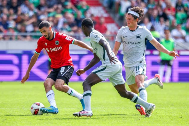 2026.08.16, xkwix, Fußball, 2. Bundesliga, Hannover 96 - VfL Wolfsburg, Heinz von Heiden Arena, 2.Spieltag, Saison 2026 2027: Waniss Taibi (Hannover 96 8) im Zweikampf gegen Fabian Reese (VfL Wolfsburg 11) und v.R. Sael Kumbedi (VfL Wolfsburg 26) DFB regulations prohibit any use of photographs as image sequences and or quasi-video. Photo: xKamilxWilkowskixPressefotoKochx Niedersachsen Deutschland *** August 16, 2026, xkwix, Soccer, 2. Bundesliga, Hannover 96 vs. VfL Wolfsburg, Heinz von Heiden Arena, Matchday 2, 2026–2027 season: Waniss Taibi (Hannover 96, No. 8) in a tackle against Fabian Reese (VfL Wolfsburg, No. 11) and R Sael Kumbedi (VfL Wolfsburg, No. 26). DFB regulations prohibit any use of photographs as image sequences and or quasi-video. Photo: xKamilxWilkowskixPressefotoKochx Lower Saxony, Germany