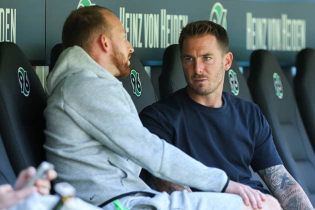 2026.08.16, xkwix, Fußball, 2. Bundesliga, Hannover 96 - VfL Wolfsburg, Heinz von Heiden Arena, 2.Spieltag, Saison 2026 2027: Tobias Strobl (VfL Wolfsburg Trainer) spricht auf der Bank vor dem Spiel mit Maximilian Arnold (VfL Wolfsburg 27) DFB regulations prohibit any use of photographs as image sequences and or quasi-video. Photo: xKamilxWilkowskixPressefotoKochx Niedersachsen Deutschland *** August 16, 2026, xkwix, Soccer, 2. Bundesliga, Hannover 96 vs. VfL Wolfsburg, Heinz von Heiden Arena, Matchday 2, 2026–2027 season: Tobias Strobl, VfL Wolfsburg coach, talks with Maximilian Arnold of VfL Wolfsburg on the bench before the game. DFB regulations prohibit any use of photographs as image sequences and or quasi-video. Photo: xKamilxWilkowskixPressefotoKochx, Lower Saxony, Germany