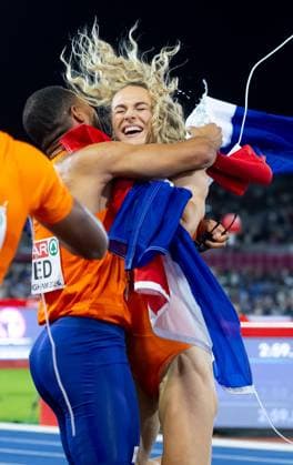 BIRMINGHAM - Terrence Agard and Lieke Klaver after the women s 4x400 relay final on the final day of the European Athletics Championships. IRIS VAN DEN BROEK ANP xVIxANPxSportx xxANPxIVx 565652299 originalFilename: 565652299.jpg