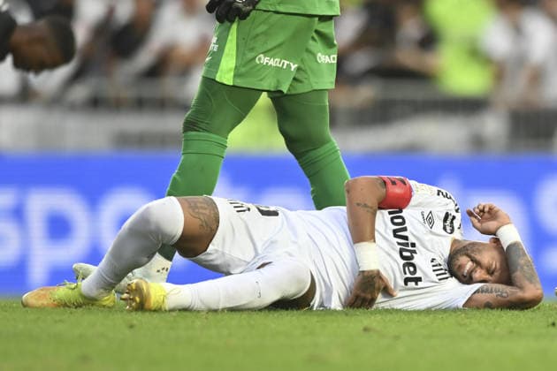 RIO DE JANEIRO, BRAZIL - AUGUST 16: Neymar of Santos lays on pitch hurt during a Brasileirao 2026 match between Vasco Da Gama and Santos at Sao Januario Stadium on August 16, 2026 in Rio de Janeiro, Brazil (Photo by Nayra Halm Sports Press Photo SPP)  Copyright: xSportsxPressxPhotox Sportspressphoto_SPR209651