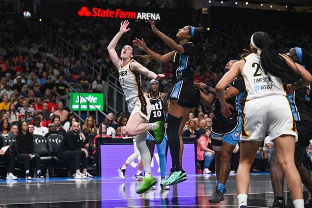 ATLANTA, GA - AUGUST 16: Caitlin Clark 22 of Indiana drives to the basket during the WNBA, Basketball Damen, USA game between the Indiana Fever and the Atlanta Dream on August 15th, 2026 at State Farm Arena in Atlanta, GA. (Photo by Rich von Biberstein Icon Sportswire) WNBA: AUG 16 Indiana Fever at Atlanta Dream EDITORIAL USE ONLY Icon260816006