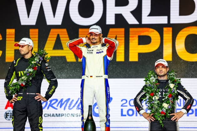 v.l. Jake Dennis (Andretti Formula E, 27), Pascal Wehrlein (Porsche Formula E Team, 94) Jubel, Freude, Lachen nach dem Rennen auf dem Podium, Weltmeister, World Driver Champion, Mitch Evans (Jaguar TCS Racing, 09), ABB FIA Formula E World Championship, WM, Weltmeisterschaft London e-Prix 2026, Vereinigtes Koenigreich, Saison 12 2025 26, Runde 17, 16.07.2026, ABB FIA Formula E World Championship, London e-Prix 2026, Vereinigtes Koenigreich, Saison 12 2025 26, Runde 17, 16.07.2026 London *** From left: Jake Dennis, Andretti Formula E, 27; Pascal Wehrlein, Porsche Formula E Team, 94; celebration, joy, laughter on the podium after the race; World Champion; World Driver Champion; Mitch Evans, Jaguar TCS Racing, 09, ABB FIA Formula E World Championship, 2026 London e-Prix, United Kingdom, Season 12 (2025–26), Round 17, July 16, 2026, ABB FIA Formula E World Championship, London ePrix 2026, United Kingdom, Season 12 (2025–26), Round 17, July 16, 2026, London Copyright: xEibner-Pressefoto LauraxRoemerx EP_LRR