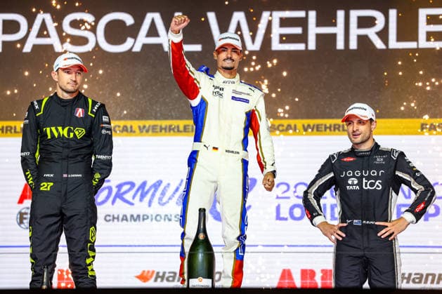 v.l. Jake Dennis (Andretti Formula E, 27), Pascal Wehrlein (Porsche Formula E Team, 94) Jubel, Freude, Lachen nach dem Rennen auf dem Podium, Weltmeister, World Driver Champion, Mitch Evans (Jaguar TCS Racing, 09), ABB FIA Formula E World Championship, WM, Weltmeisterschaft London e-Prix 2026, Vereinigtes Koenigreich, Saison 12 2025 26, Runde 17, 16.07.2026, ABB FIA Formula E World Championship, London e-Prix 2026, Vereinigtes Koenigreich, Saison 12 2025 26, Runde 17, 16.07.2026 London *** From left: Jake Dennis, Andretti Formula E, 27; Pascal Wehrlein, Porsche Formula E Team, 94; celebration, joy, laughter on the podium after the race; World Champion; World Driver Champion; Mitch Evans, Jaguar TCS Racing, 09, ABB FIA Formula E World Championship, 2026 London e-Prix, United Kingdom, Season 12 (2025–26), Round 17, July 16, 2026, ABB FIA Formula E World Championship, London ePrix 2026, United Kingdom, Season 12 (2025–26), Round 17, July 16, 2026, London Copyright: xEibner-Pressefoto LauraxRoemerx EP_LRR