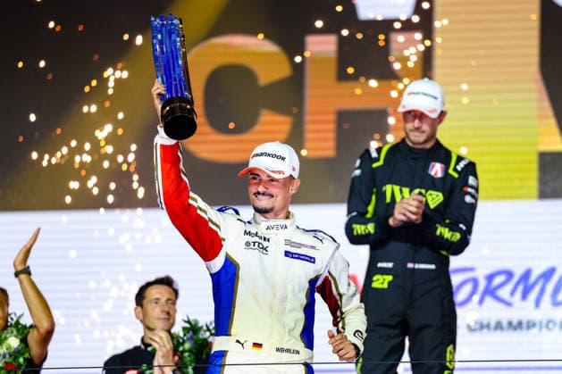 Pascal Wehrlein (Porsche Formula E Team, 94) Jubel, Freude, Lachen nach dem Rennen, Weltmeister, World Driver Champion, Podium, ABB FIA Formula E World Championship, WM, Weltmeisterschaft London e-Prix 2026, Vereinigtes Koenigreich, Saison 12 2025 26, Runde 17, 16.07.2026, ABB FIA Formula E World Championship, London e-Prix 2026, Vereinigtes Koenigreich, Saison 12 2025 26, Runde 17, 16.07.2026 London *** Pascal Wehrlein, Porsche Formula E Team, 94, celebration, joy, laughter after the race, World Champion, World Driver Champion, podium, ABB FIA Formula E World Championship, 2026 London e-Prix, United Kingdom, Season 12 (2025–26), Round 17, July 16, 2026, ABB FIA Formula E World Championship, 2026 London ePrix, United Kingdom, Season 12 (2025–26), Round 17, July 16, 2026, London Copyright: xEibner-Pressefoto LauraxRoemerx EP_LRR