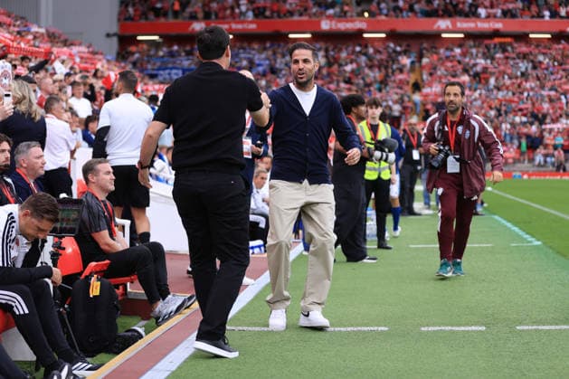 Football - Pre-Season Friendly - Liverpool v Como 1907 16th August 2026 - Pre-Season Friendly - Liverpool v Como 1907 - Como coach Cesc Fabregas (R) greets Liverpool manager Andoni Iraola - Photo: Simon Stacpoole Offside. Liverpool UK *** Fußball-Vorbereitungsspiel: Liverpool gegen Como 1907, 16. August 2026 Vorbereitungsspiel: Liverpool gegen Como 1907 Como-Trainer Cesc Fabregas (rechts) begrüßt Liverpool-Trainer Andoni Iraola. Foto: Simon Stacpoole Offside Liverpool UK  Copyright: xSimonxStacpoolexOffside