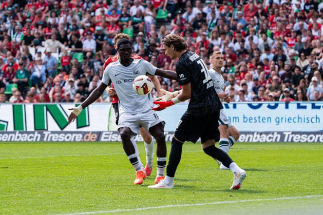 Hannover, Deutschland 16. August 2026: 2. BL - 2026 2027 - Sp. 2 - Hannover 96 gegen VfL Wolfsburg Im Bild: v.li. Jonas Adjetey (VfL) und Torwart Jakub Zielinski (VfL) DFL DFB regulations prohibit any use of photographs as image sequences and or quasi-video Heinz von Heiden Arena Niedersachsen *** Hanover, Germany, August 16, 2026, 2nd Bundesliga 2026–2027, Matchday 2: Hannover 96 vs. VfL Wolfsburg. Pictured from left: Jonas Adjetey (VfL) and goalkeeper Jakub Zielinski (VfL). DFL and DFB regulations prohibit any use of photographs as image sequences and or quasi-video. Heinz von Heiden Arena Niedersachsen Copyright: xFotostandx xKruczynskix