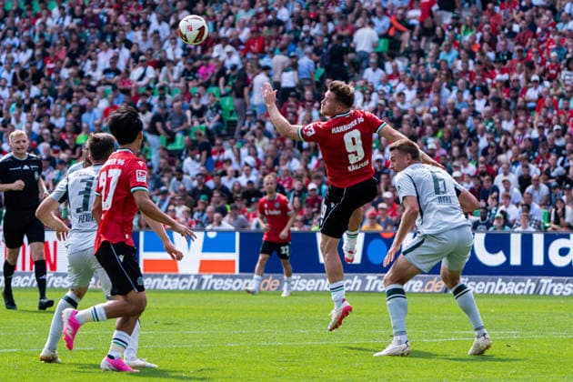 Hannover, Deutschland 16. August 2026: 2. BL - 2026 2027 - Sp. 2 - Hannover 96 gegen VfL Wolfsburg Im Bild: v. li. im Zweikampf Elvis Rexhbecaj (VfL), Hayate Matsuda (H96), Benjamin Källman Benjamin Kaellman (H96) und Hauke Wahl (VfL) DFL DFB regulations prohibit any use of photographs as image sequences and or quasi-video Heinz von Heiden Arena Niedersachsen *** Hanover, Germany, August 16, 2026, 2nd Bundesliga 2026–2027, Matchday 2: Hannover 96 vs. VfL Wolfsburg. Pictured, from left, in a tackle: Elvis Rexhbecaj (VfL), Hayate Matsuda (H96), Benjamin Källman (H96), and Hauke Wahl (VfL). DFL and DFB regulations prohibit any use of photographs as image sequences and or quasi-video. Heinz von Heiden Arena, Lower Saxony Copyright: xFotostandx xKruczynskix