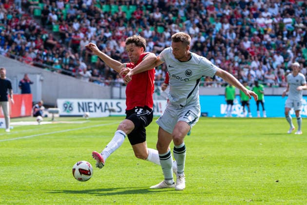 Hannover, Deutschland 16. August 2026: 2. BL - 2026 2027 - Sp. 2 - Hannover 96 gegen VfL Wolfsburg Im Bild: v. li. im Zweikampf Benedikt Pichler (H96) und Hauke Wahl (VfL) DFL DFB regulations prohibit any use of photographs as image sequences and or quasi-video Heinz von Heiden Arena Niedersachsen *** Hanover, Germany August 16, 2026 2. Bundesliga 2026–2027 Matchday 2: Hannover 96 vs. VfL Wolfsburg Pictured from left in a tackle: Benedikt Pichler (H96) and Hauke Wahl (VfL) DFL and DFB regulations prohibit any use of photographs as image sequences and or quasi video. Heinz von Heiden Arena, Lower Saxony Copyright: xFotostandx xKruczynskix