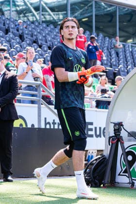 Hannover, Deutschland 16. August 2026: 2. BL - 2026 2027 - Sp. 2 - Hannover 96 gegen VfL Wolfsburg Im Bild: Torwart Jakub Zielinski (VfL) DFL DFB regulations prohibit any use of photographs as image sequences and or quasi-video Heinz von Heiden Arena Niedersachsen *** Hanover, Germany, August 16, 2026, 2nd Bundesliga 2026–2027, Matchday 2: Hannover 96 vs. VfL Wolfsburg. Pictured: Goalkeeper Jakub Zielinski, VfL. DFL and DFB regulations prohibit any use of photographs as image sequences and or quasi-video. Heinz von Heiden Arena, Lower Saxony Copyright: xFotostandx xKruczynskix