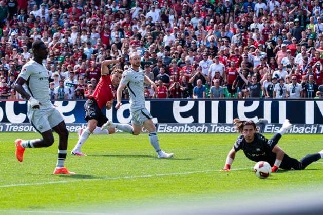 Hannover, Deutschland 16. August 2026: 2. BL - 2026 2027 - Sp. 2 - Hannover 96 gegen VfL Wolfsburg Im Bild: v. li. im Zweikampf Benedikt Pichler (H96), Maximilian Arnold (VfL) und Torwart Jakub Zielinski (VfL) DFL DFB regulations prohibit any use of photographs as image sequences and or quasi-video Heinz von Heiden Arena Niedersachsen *** Hanover, Germany, August 16, 2026, 2nd Bundesliga 2026–2027, Matchday 2: Hannover 96 vs. VfL Wolfsburg. Pictured, from left, in a tackle: Benedikt Pichler (H96), Maximilian Arnold (VfL), and goalkeeper Jakub Zielinski (VfL). DFL and DFB regulations prohibit any use of photographs as image sequences and or quasi-video. Heinz von Heiden Arena, Lower Saxony Copyright: xFotostandx xKruczynskix