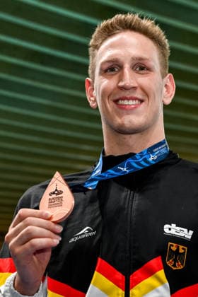Lukas Martens of Germany shows the bronze medal after competing in the swimming 400m Freestyle Men Final during the European Aquatics Championships at the Olympic Aquatic Center in Paris (France), August 16, 2026. Andrea Masini Deepbluemedia Insidefoto
