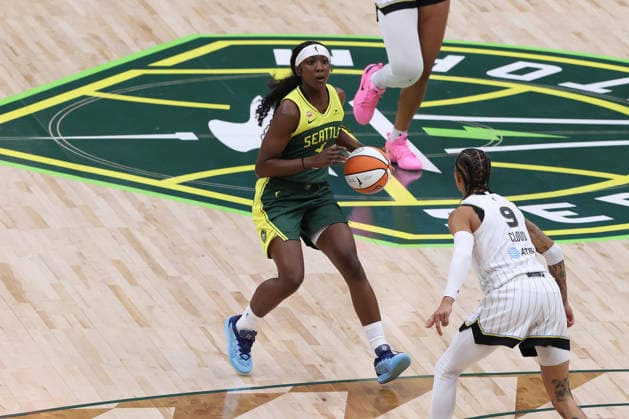 August 16, 2026, Seattle, Washington, USA: Seattle Storm guard FLAU JAE JOHNSON (4) controls the ball in the first quarter of the WNBA, Basketball Damen, USA match between the Seattle Storm and Chicago Sky at Climate Pledge Arena in Seattle. WNBA 2026: Chicago 82:80 Seattle  - ZUMAd218 20260816_zsp_d218_001 Copyright: xRichardxDizonx