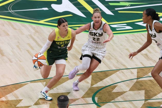 August 16, 2026, Seattle, Washington, USA: Seattle Storm guard JADE MELBOURNE (5) controls the ball while defended by Chicago Sky guard COURTNEY VANDERSLOOT (22) in the first quarter of the WNBA, Basketball Damen, USA match between the Seattle Storm and Chicago Sky at Climate Pledge Arena in Seattle. WNBA 2026: Chicago 82:80 Seattle  - ZUMAd218 20260816_zsp_d218_003 Copyright: xRichardxDizonx