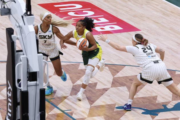 August 16, 2026, Seattle, Washington, USA: Seattle Storm guard ZIA COOKE (7) drives to the rim while defended by Chicago Sky guard-forward DIJONAI CARRINGTON (7) in the first quarter of the WNBA, Basketball Damen, USA match between the Seattle Storm and Chicago Sky at Climate Pledge Arena in Seattle. WNBA 2026: Chicago 82:80 Seattle  - ZUMAd218 20260816_zsp_d218_010 Copyright: xRichardxDizonx