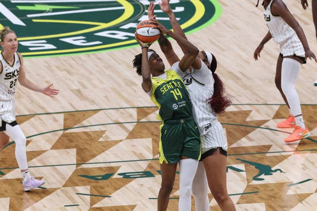 August 16, 2026, Seattle, Washington, USA: Seattle Storm center DOMINIQUE MALONGA (14) attempts a field goal in the second quarter of the WNBA, Basketball Damen, USA match between the Seattle Storm and Chicago Sky at Climate Pledge Arena in Seattle. WNBA 2026: Chicago 82:80 Seattle  - ZUMAd218 20260816_zsp_d218_016 Copyright: xRichardxDizonx