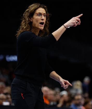 Indiana Fever head coach Stephanie White directs the offense against the Atlanta Dream at State Farm Arena on Sunday, August 16, 2026 in Atlanta, Georgia.  ATL20260816102 MikexZarrilli
