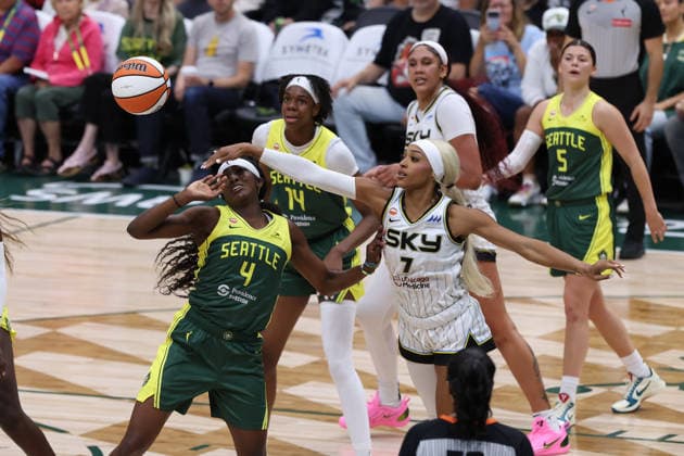 August 16, 2026, Seattle, Washington, USA: Chicago Sky guard-forward DIJONAI CARRINGTON (7) and Seattle Storm guard FLAU JAE JOHNSON (4) fight for control over the ball in the third quarter of the WNBA, Basketball Damen, USA match between the Seattle Storm and Chicago Sky at Climate Pledge Arena in Seattle. Seattle USA - ZUMAd218 20260816_zsp_d218_022 Copyright: xRichardxDizonx