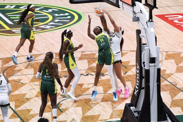 August 16, 2026, Seattle, Washington, USA: Seattle Storm center DOMINIQUE MALONGA (14) and Chicago Sky center KAMILLA CARDOSO (10) fight for control of the ball in the third quarter of the WNBA, Basketball Damen, USA match between the Seattle Storm and Chicago Sky at Climate Pledge Arena in Seattle. Seattle USA - ZUMAd218 20260816_zsp_d218_024 Copyright: xRichardxDizonx