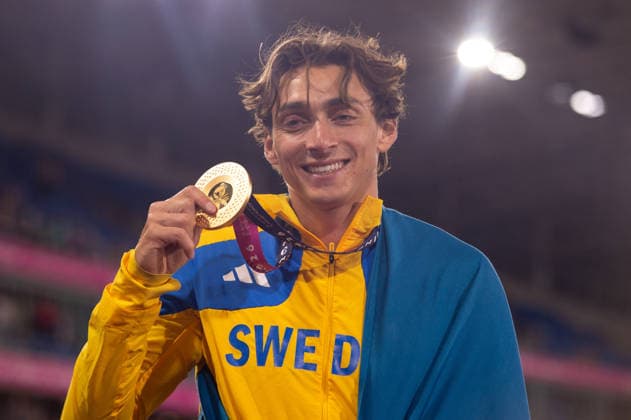 Armand Duplantis of Sweden celebrates winning gold in the Mens Pole Vault at Alexander Stadium in Birmingham, England (Sean Walsh Sports Press Photo)  Copyright: xSeanxWalshx Sportspressphoto_SPR209854
