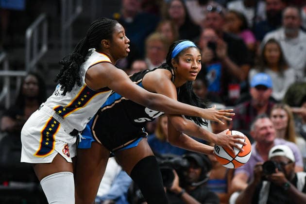 ATLANTA, GA - AUGUST 16: Angel Reese 5 of Atlanta looks to pass during the WNBA, Basketball Damen, USA game between the Indiana Fever and the Atlanta Dream on August 16th, 2026 at State Farm Arena in Atlanta, GA. (Photo by Rich von Biberstein Icon Sportswire) WNBA: AUG 16 Indiana Fever at Atlanta Dream EDITORIAL USE ONLY Icon260816014